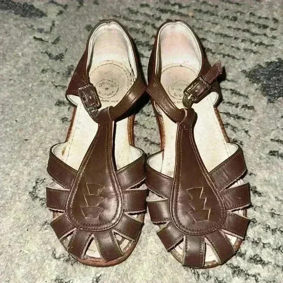 OshKosh B’gosh Girls Leather Sandals Size 10 very well made - Picture 1 of 3